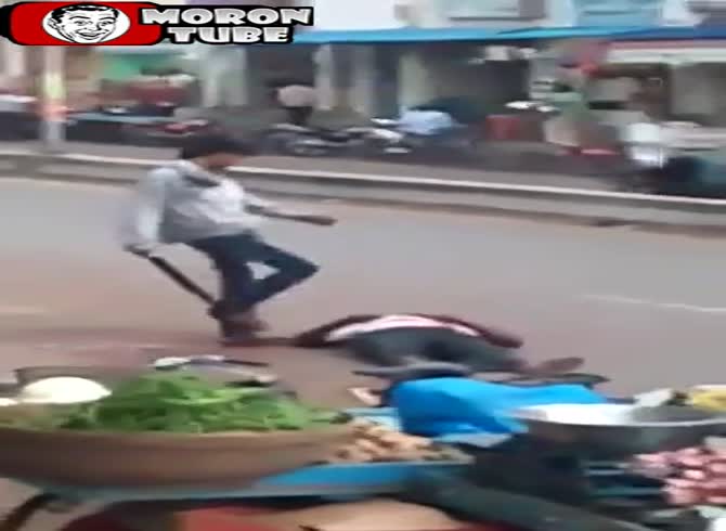 Video :He uses a machete to murder a man on the street